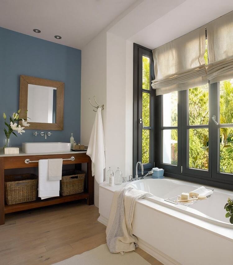 Ванная комната с окном