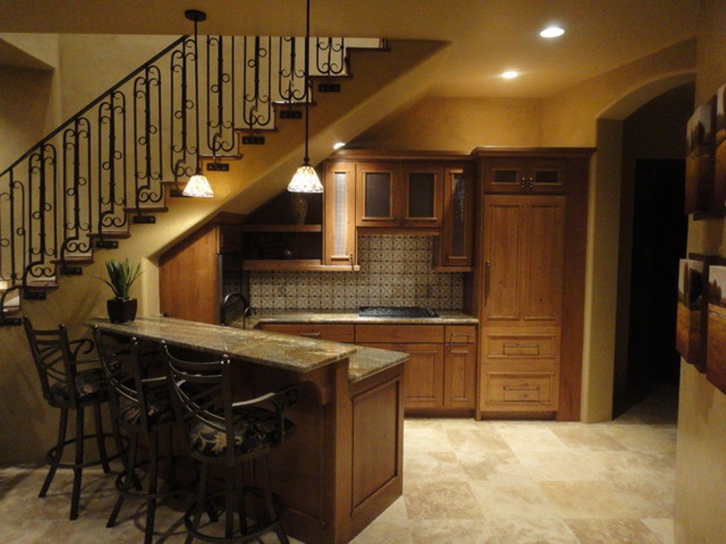 Кухни на втором этаже. Кухня под лестницей. Лестница на кухне в частном доме. Угловая кухня под лестницей. Планировка кухни с лестницей.
