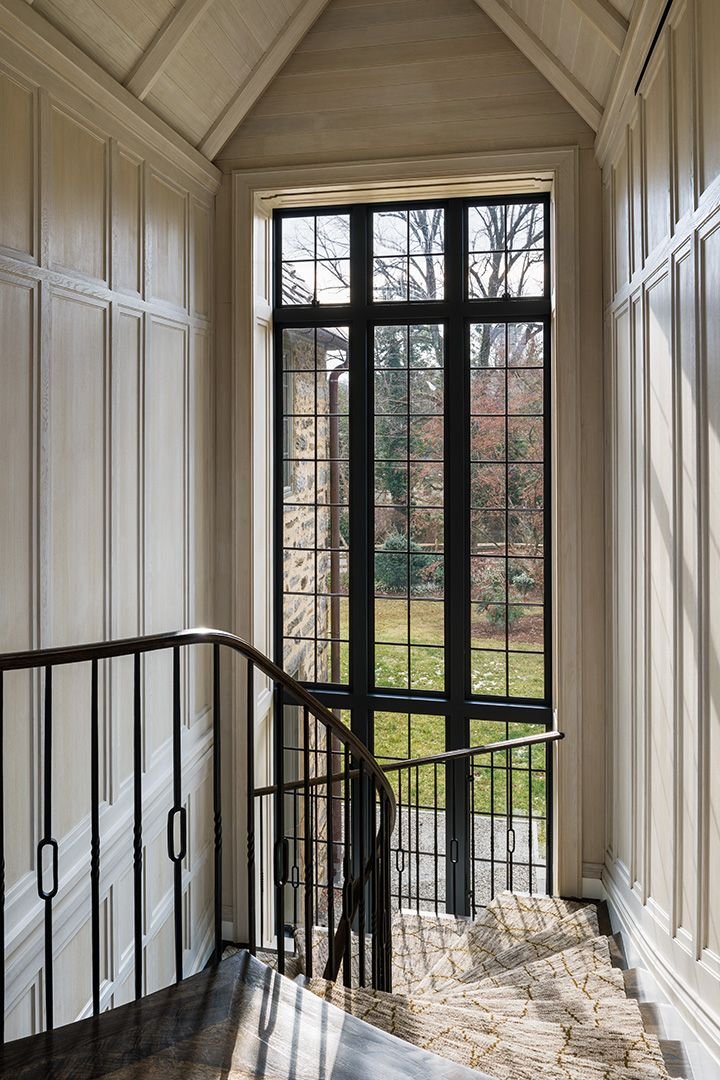 Высокое окно на лестнице