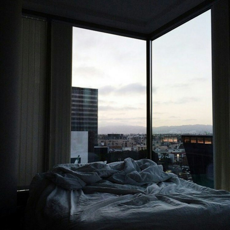 Комната кровать панорамные окна