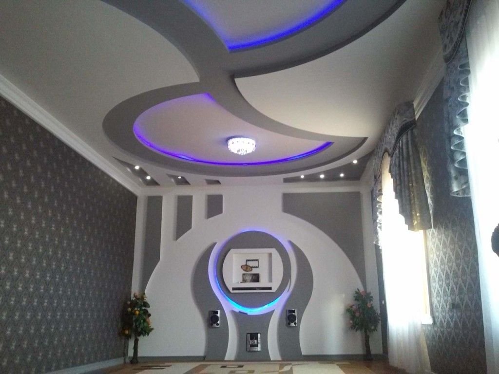 Фигурный потолок из гипсокартона для гостиной комнаты фото