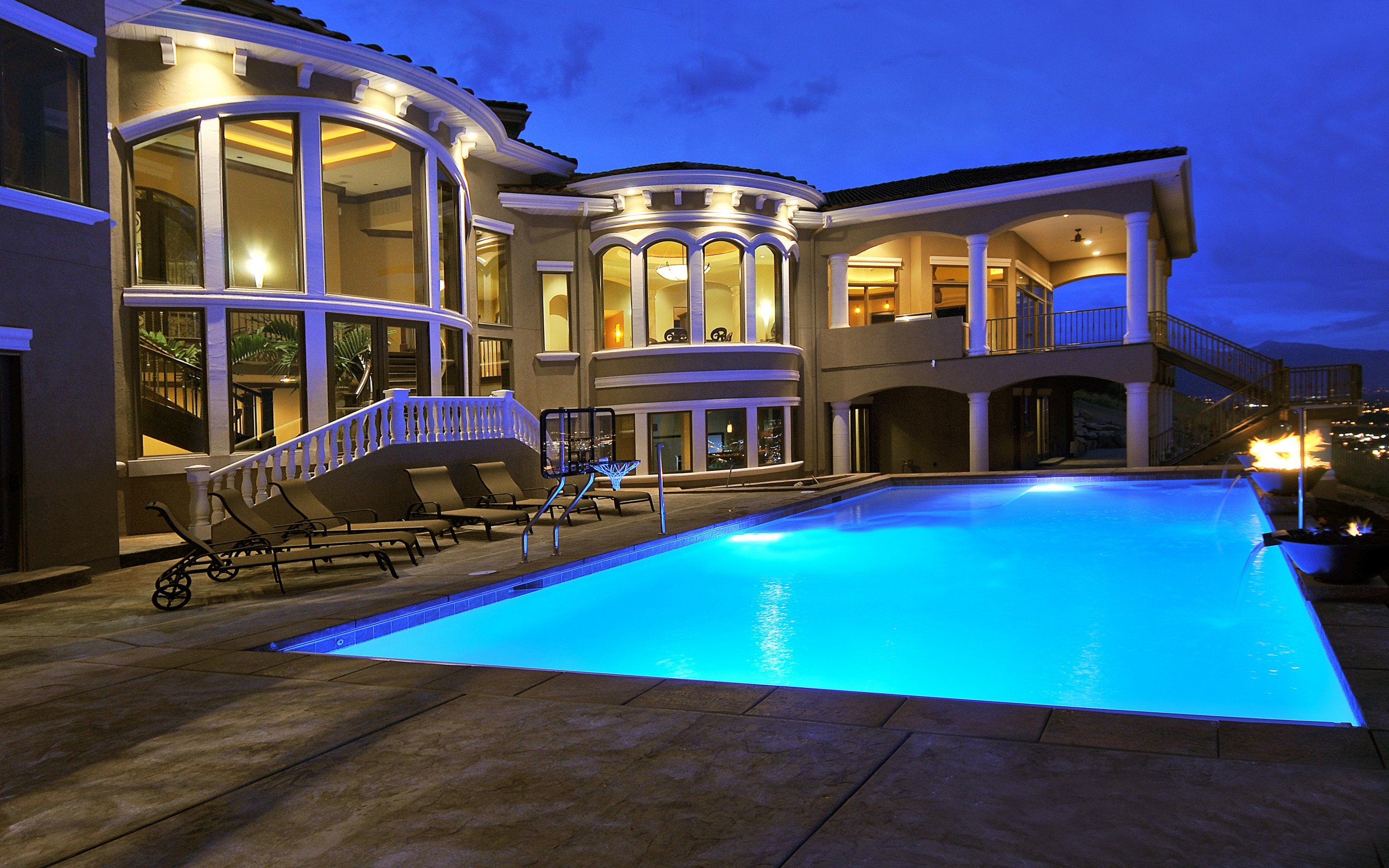 Фото большого дома с бассейном