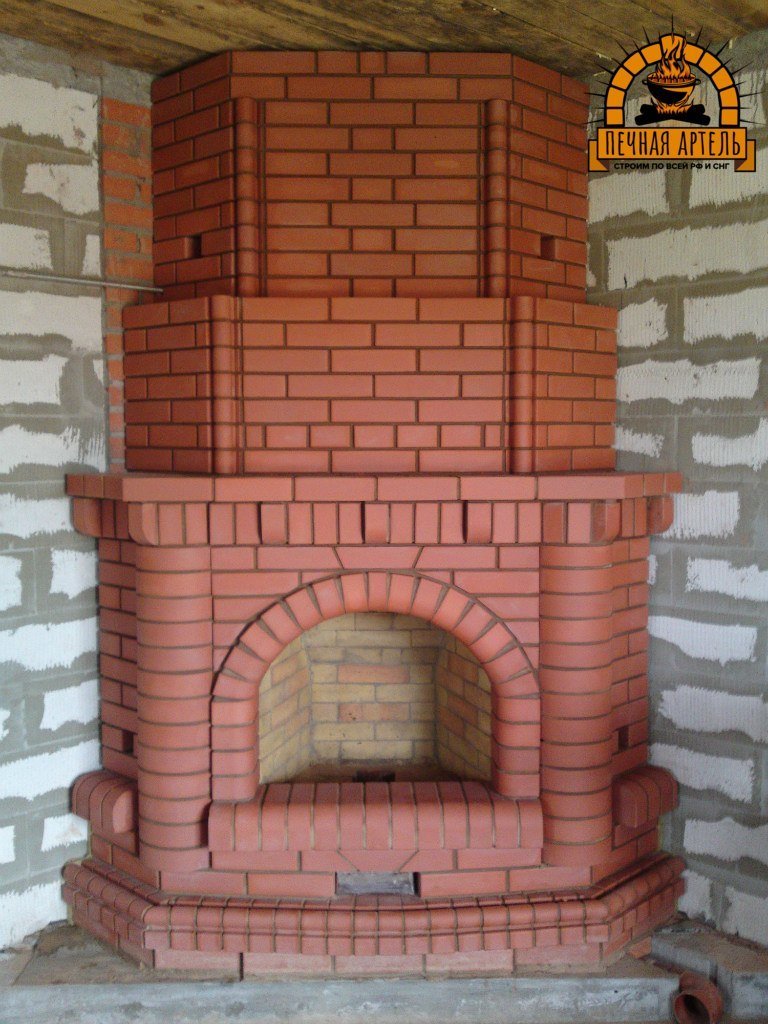 Большой камин из кирпича