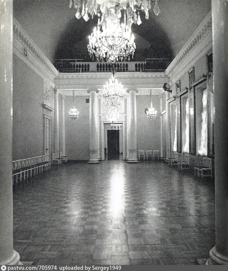 Шуваловский дворец Белоколонный зал