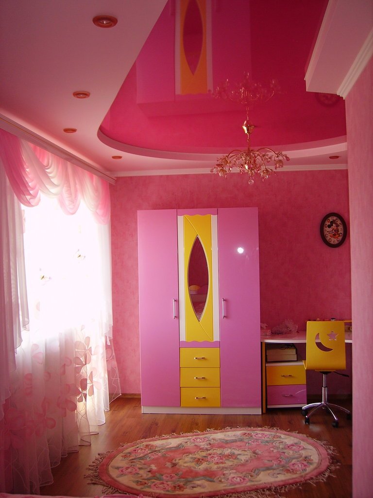 Розовый натяжной потолок в детской