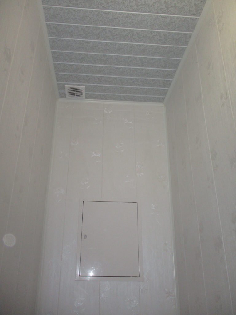 Потолок из панелей ПВХ В туалете