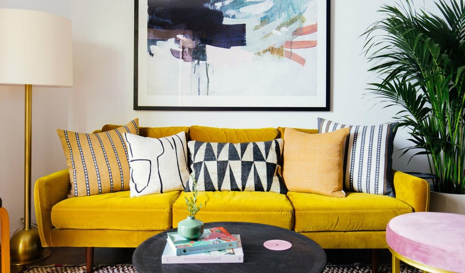 Картина над желтым диваном