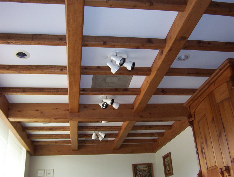 Деревянные балки на потолке