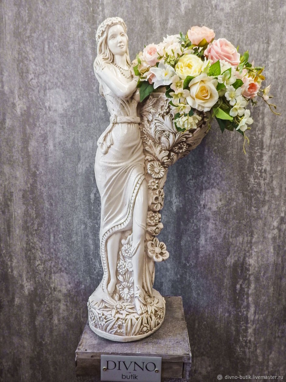 Скульптура с цветами