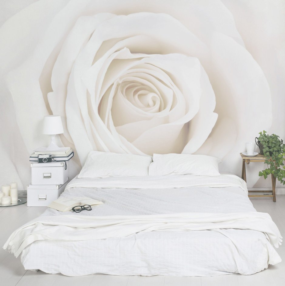 Интерьер спальни с белыми розами