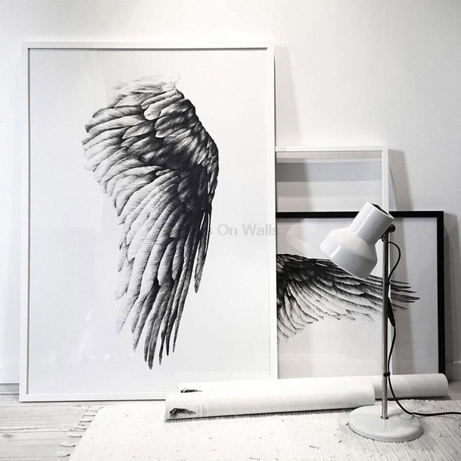 Картины с крыльями в интерьере