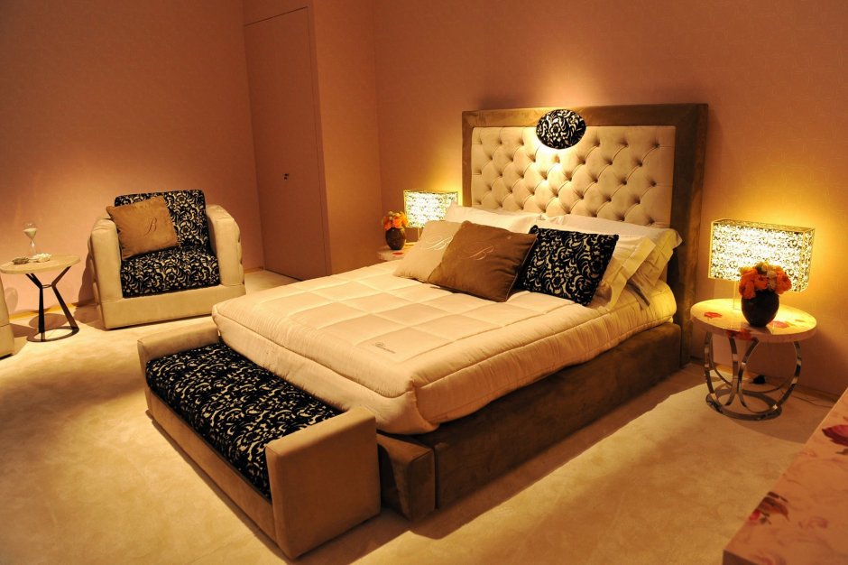 Красивая комната с кроватью