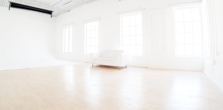 Белая комната без мебели