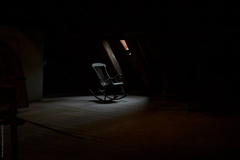 Кресло в темной комнате