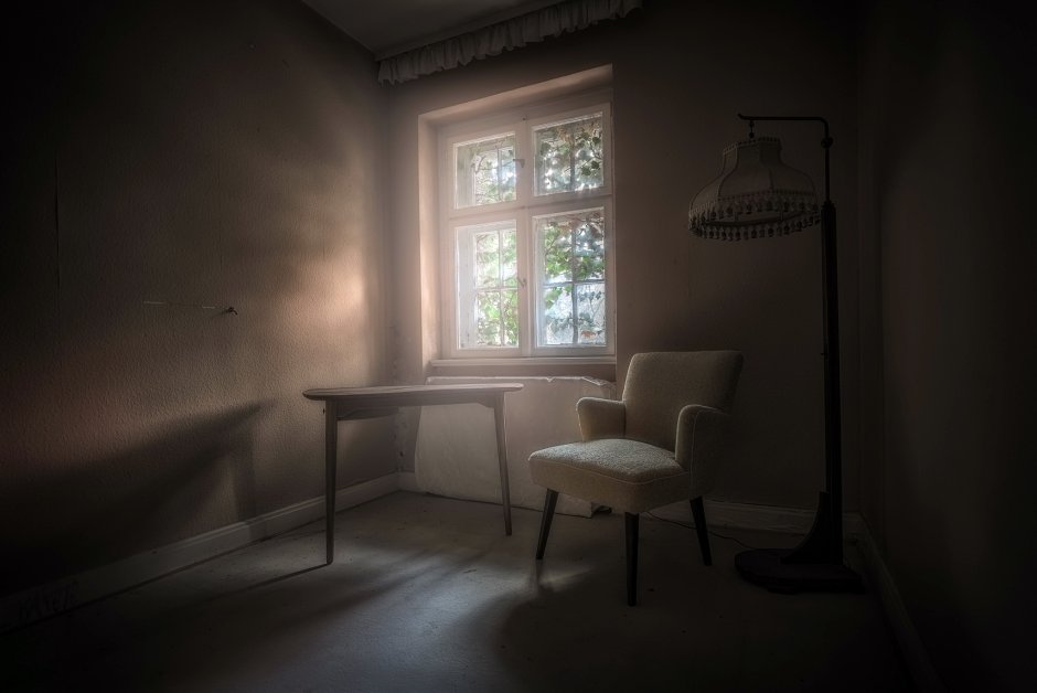 Пустая комната с окном