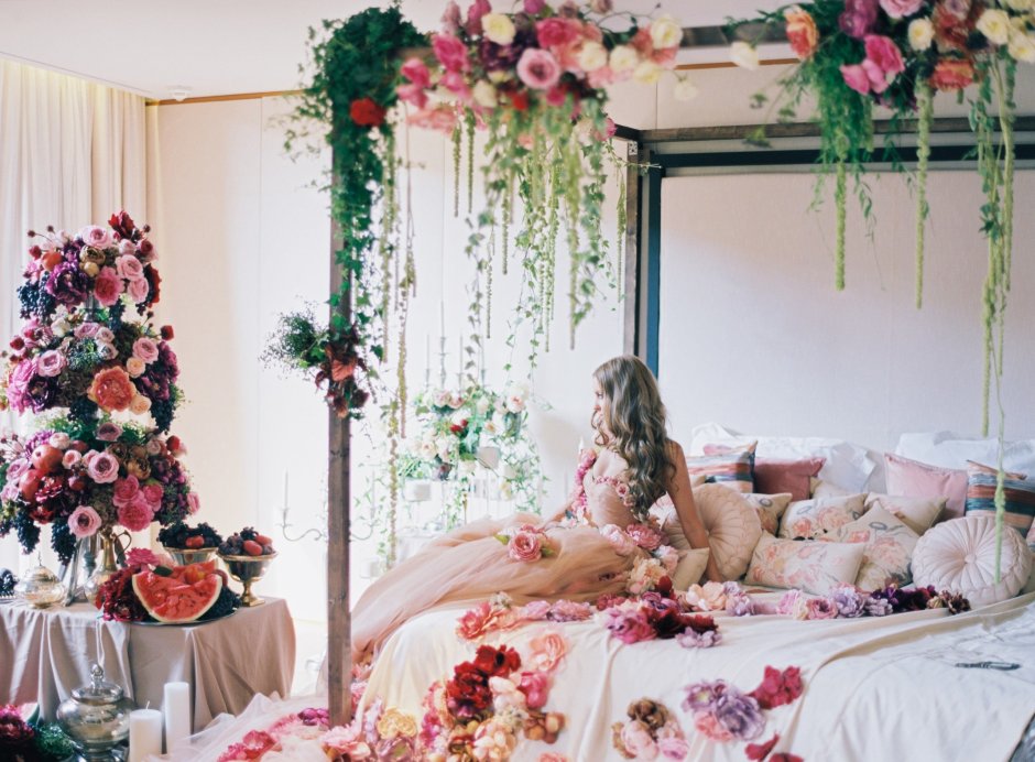 Комната украшенная цветами