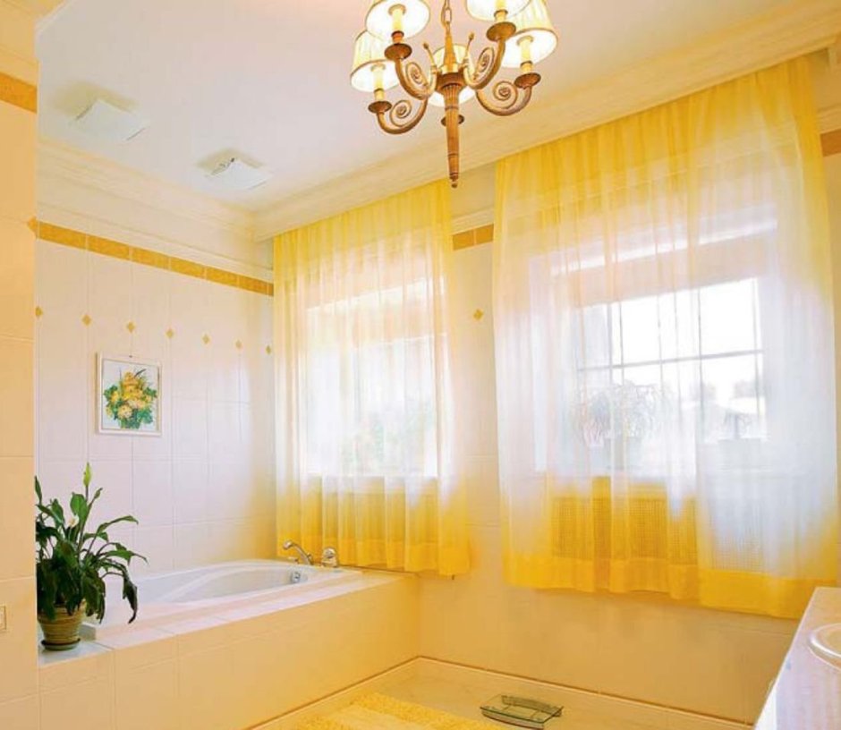 Комната с желтыми шторами