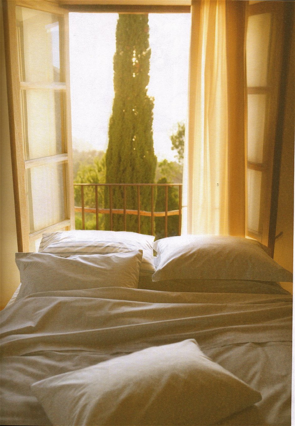 Кровать около окна