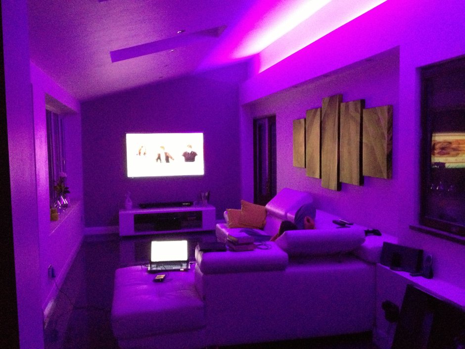 Фиолетовое освещение комнаты