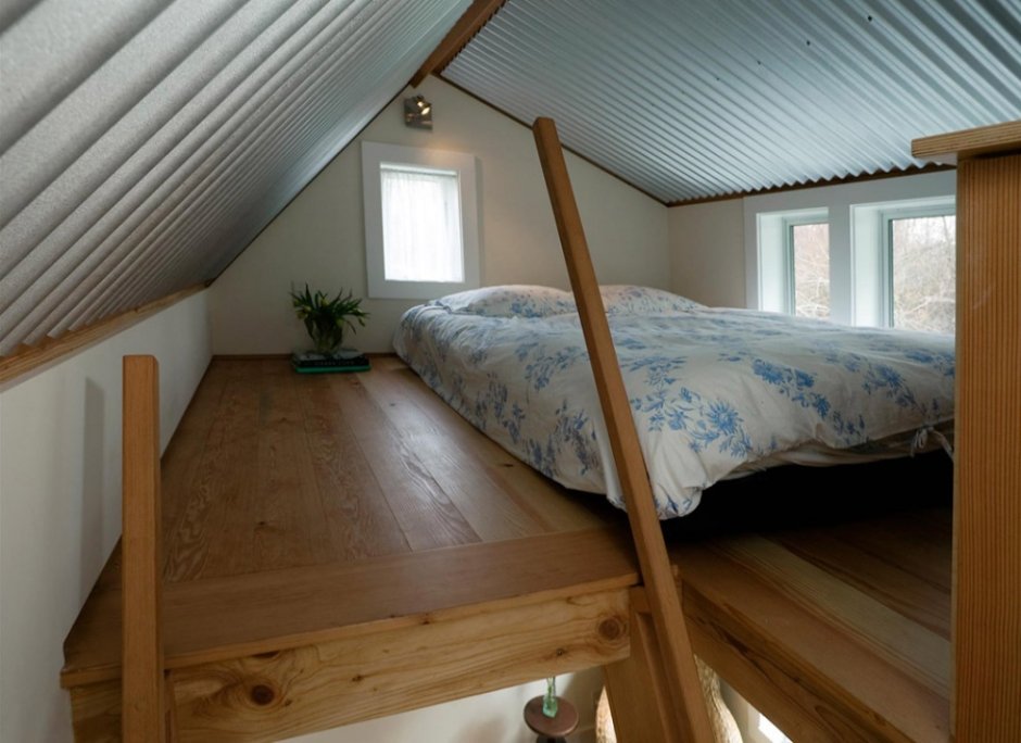Домик со спальным местом под крышей