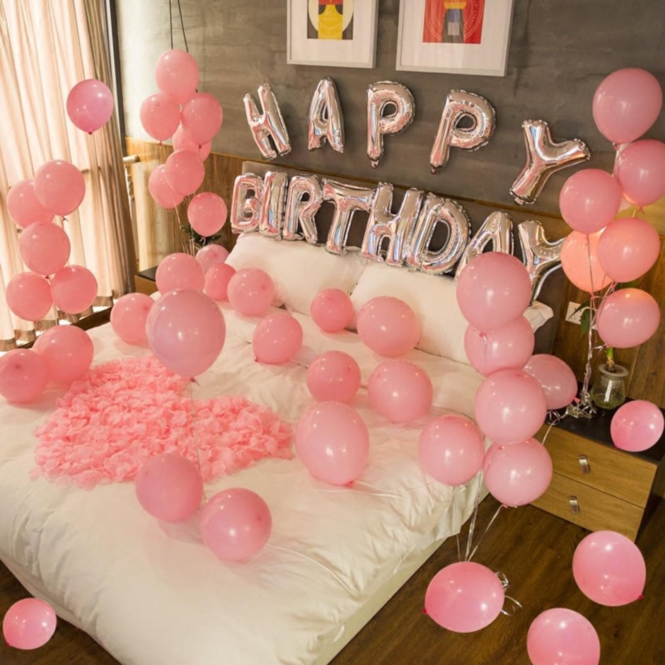Фото на кровати с шарами и цветами