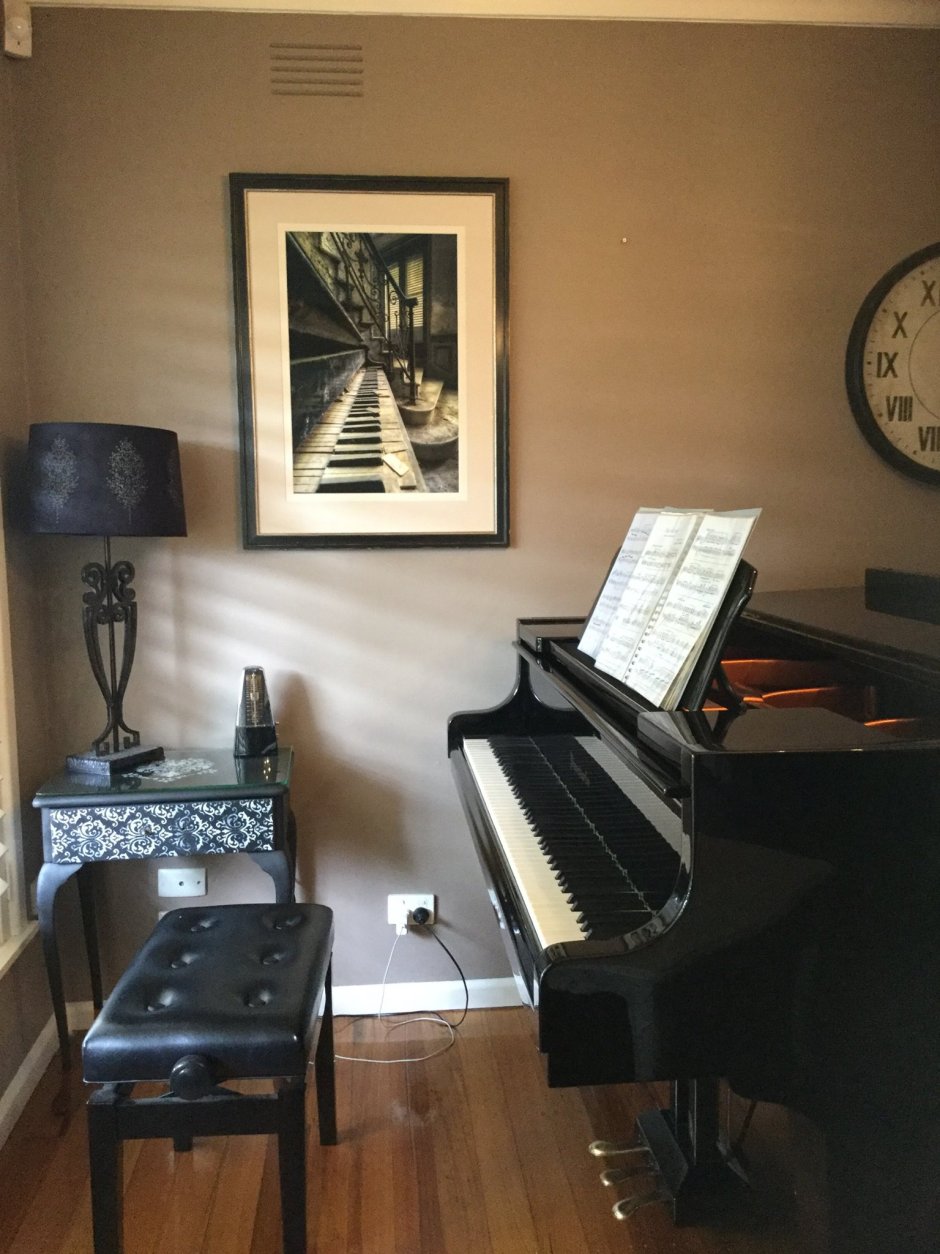 Пианино в солнечной комнате