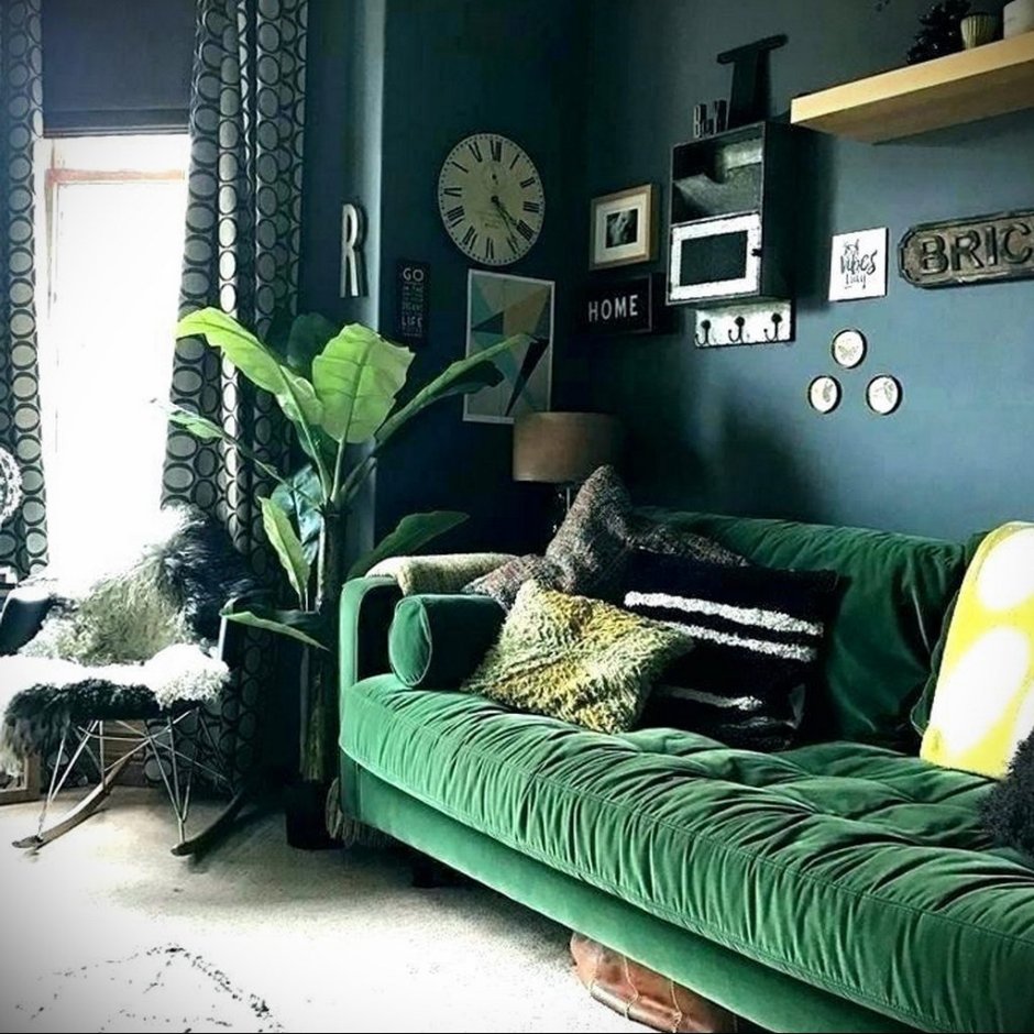 Зеленый диван в Сканди интерьере
