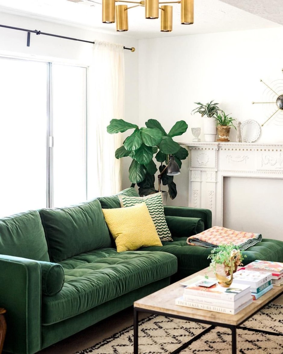Комната с зеленым диваном