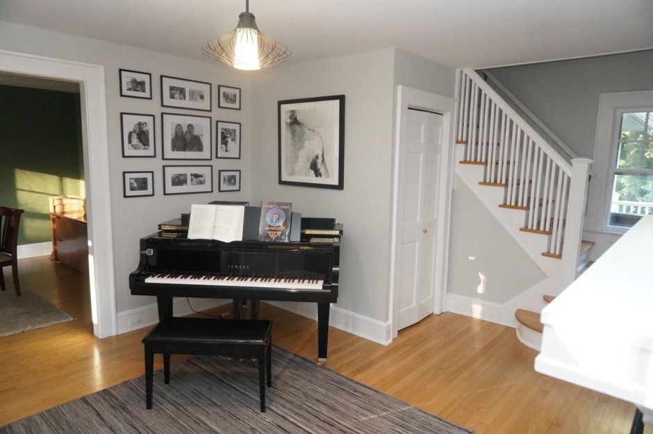 Пианино в интерьере маленькой гостиной