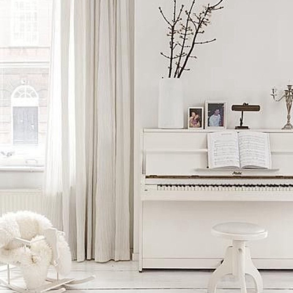 Белое пианино в интерьере