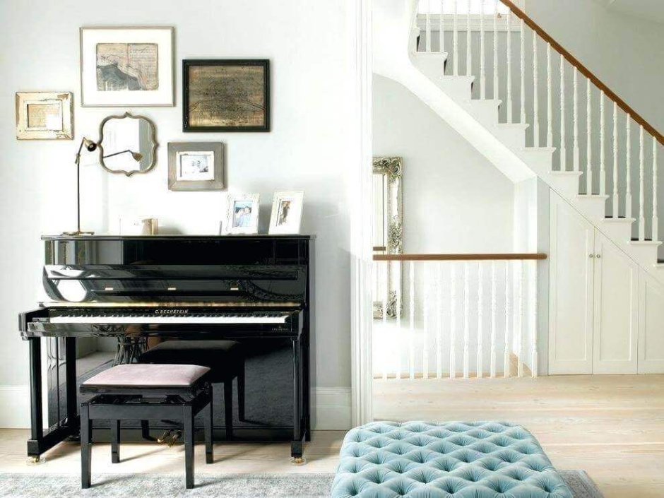 Комната для девушки с белым пианино