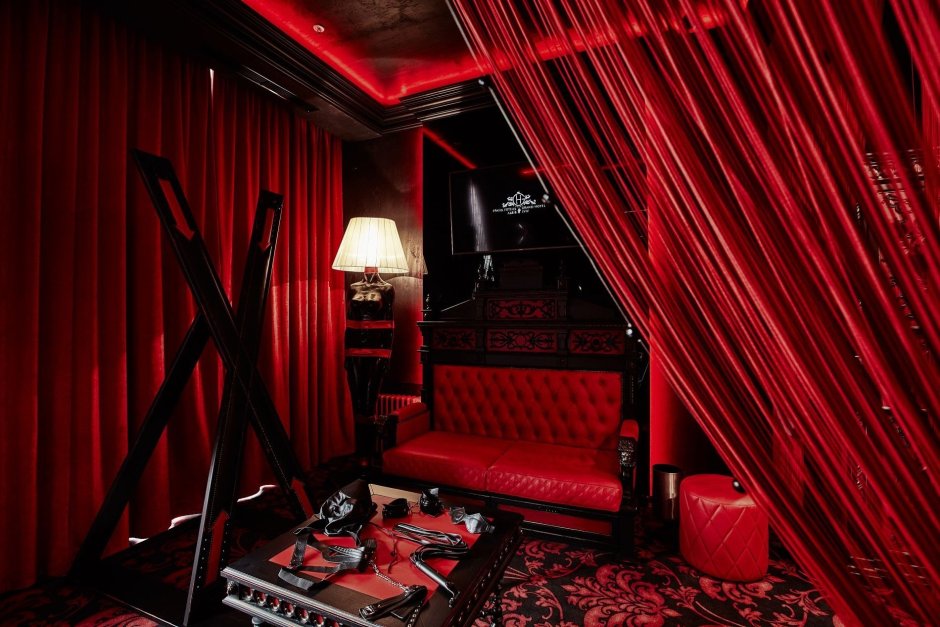 Черно белая спальня с красными акцентами