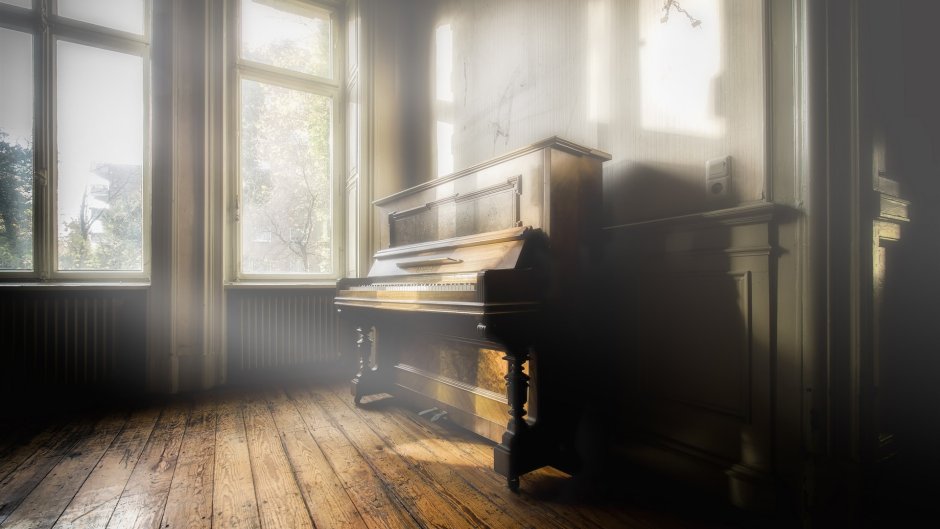 Старинная комната с роялем