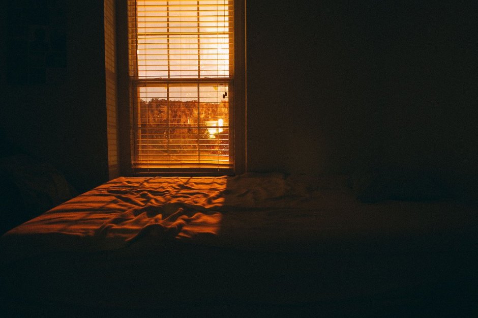 Комната с окном ночью