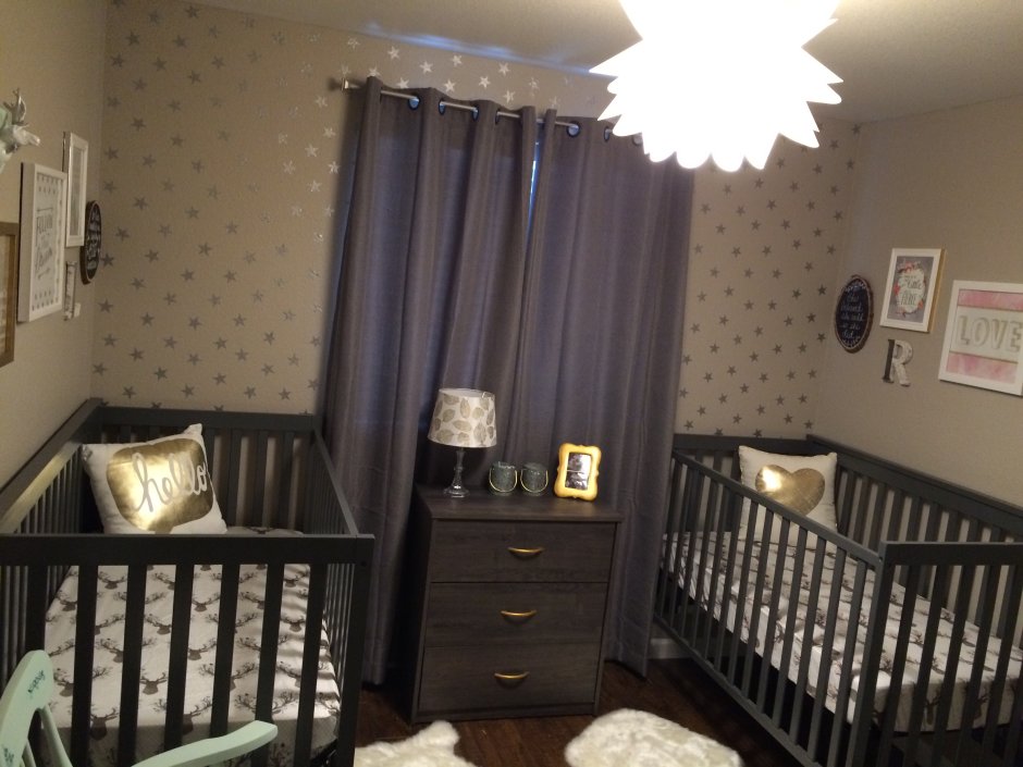 Комната для новорожденных двойняшек с родителями