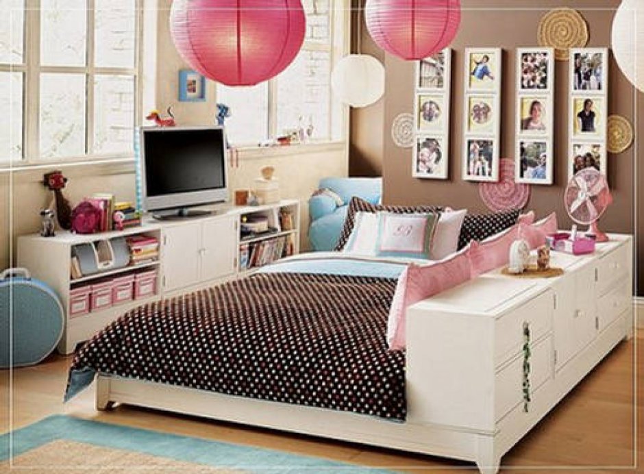 Комната для девочки с большой кроватью