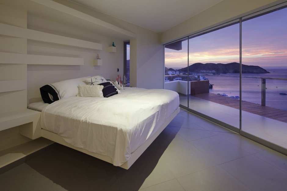 Красивая спальня с панорамными окнами