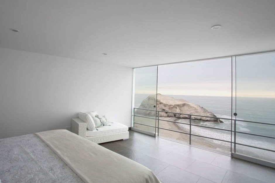 Светлая комната с видом на море