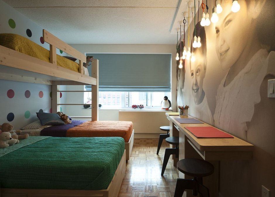 Детская комната с балконом для троих разнополых детей не яркая