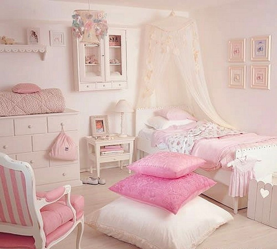 Детская комната для девочки в нежных тонах