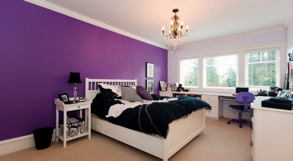 Чёрно фиолетовая спальняя