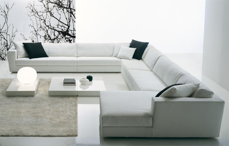 Белый большой диван в гостиную
