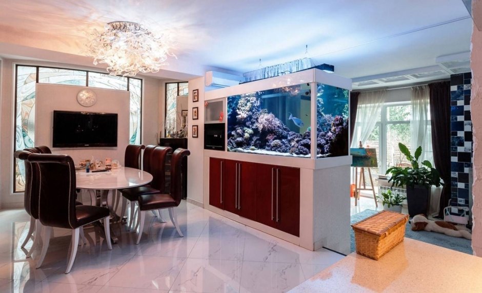 Гостиная с аквариумом