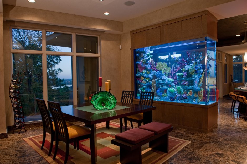 Большой аквариум в гостиной