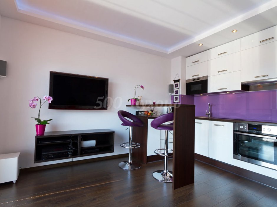 Фиолетовая кухня гостиная