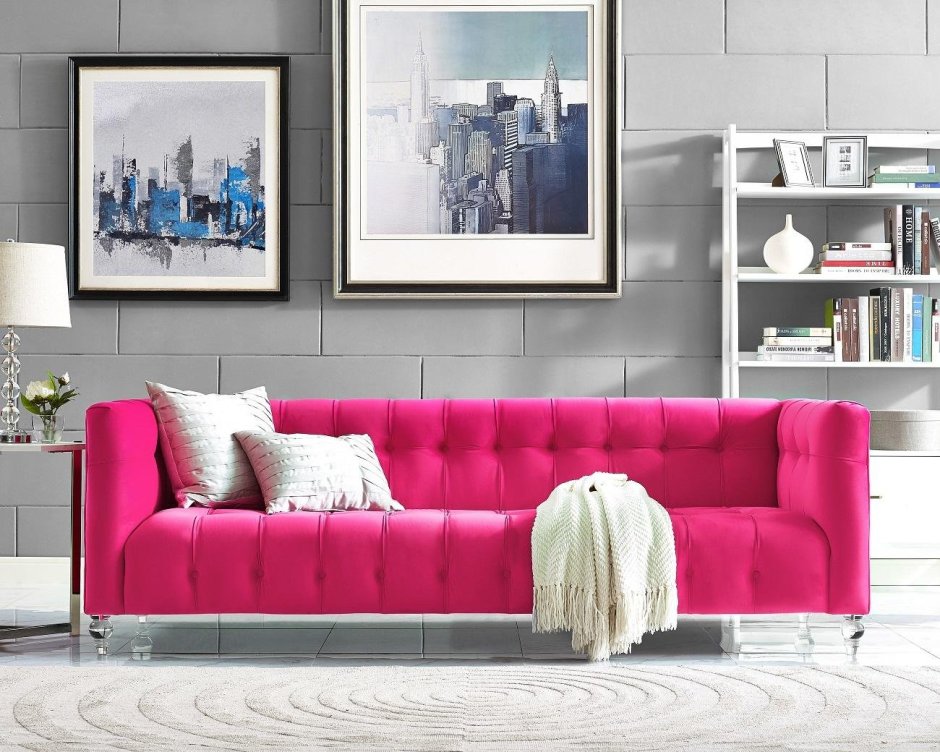 Гостиная с ярко розовым диваном