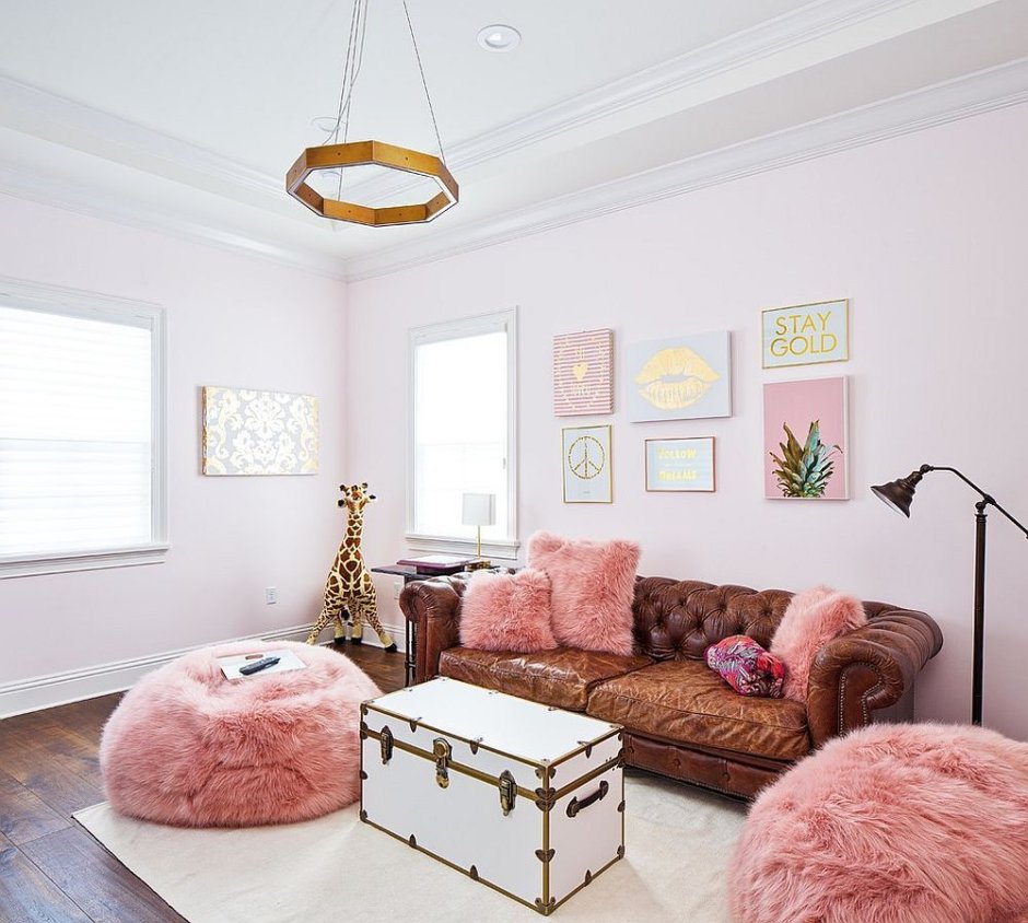 Ярко розовый диван в интерьере