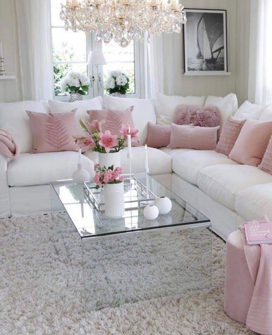 Гостиная с ярко розовым диваном