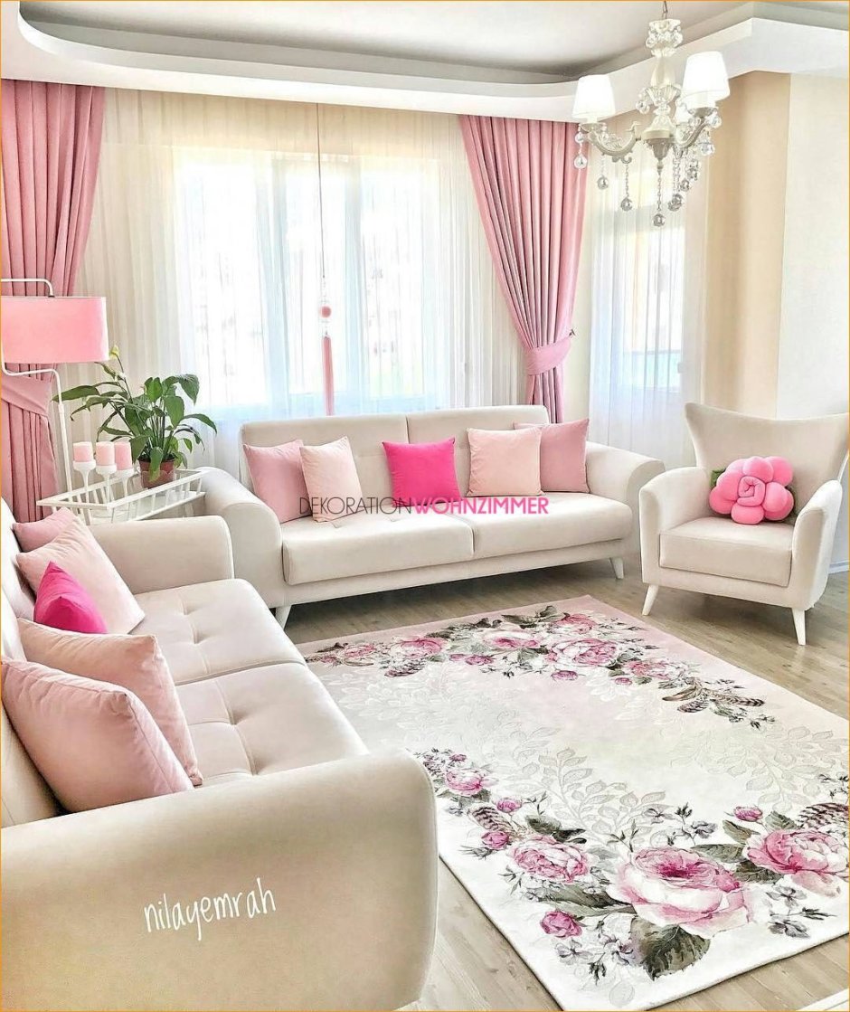 Красивый интерьер гостиной с розовым акцентом