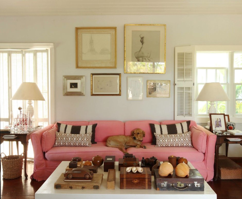 Коллаж гостиной с розовым диваном
